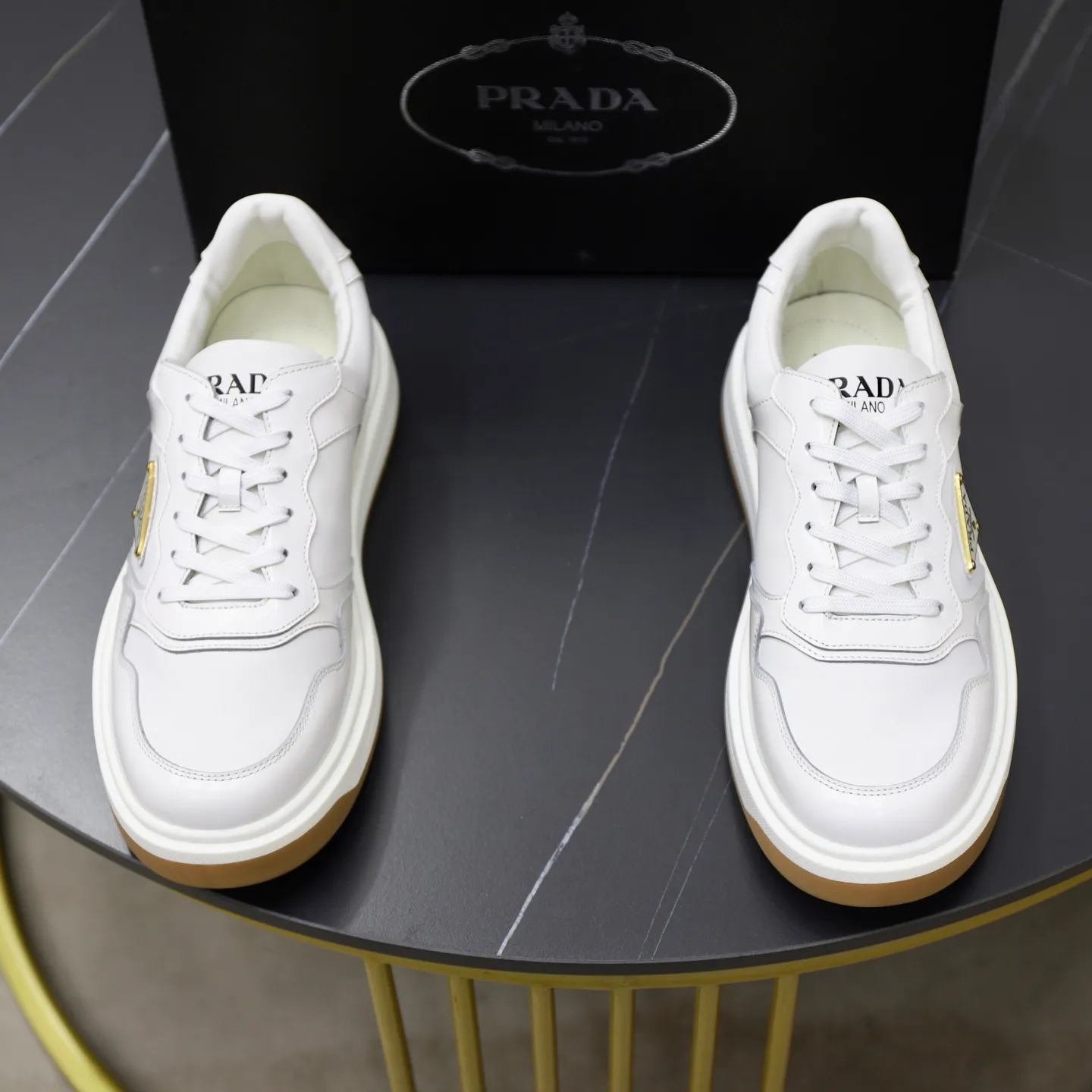 Factory price: 740💰Top original order Brand: PRADA (Prada) Standard code: Men's size 38/44 (45 can be customized) Grade: Same as the official website Material: Original cowhide stitching imported cowhide lining Original combination two-color wear-resistant soft outsole Style category: Leisure and sports version Young fashion European and American trend British style Color: Real picture color